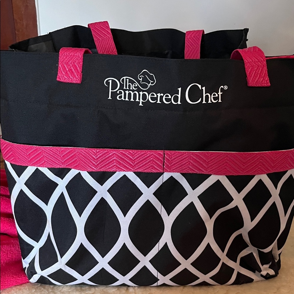The Pampered Chef Black and Pink Geometric Tote